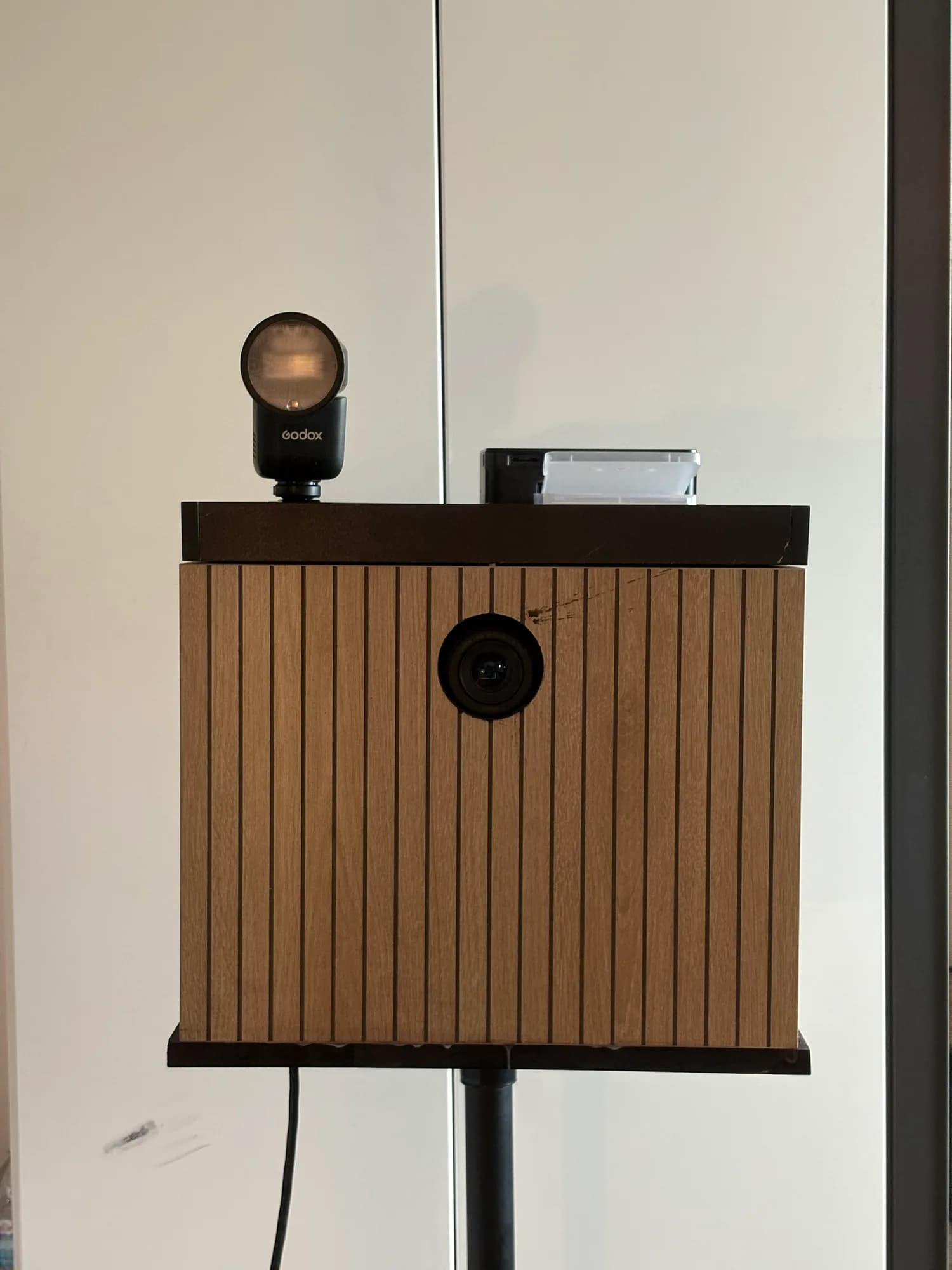 BYOMAR Fotobox – Holz-Design mit Blitz, bereit für den Einsatz