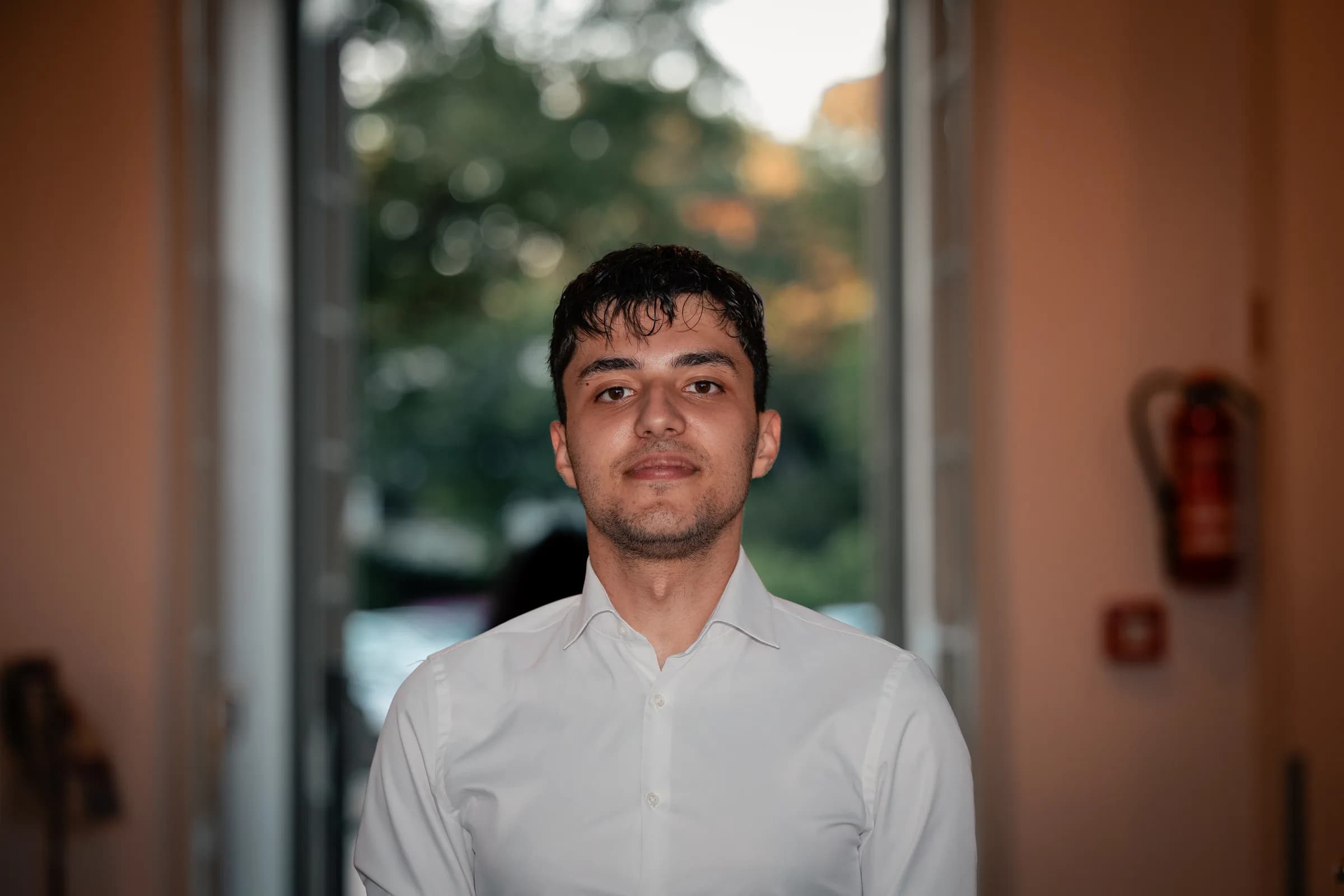 Bewerbungsfoto – junger Mann vor hellem Hintergrund