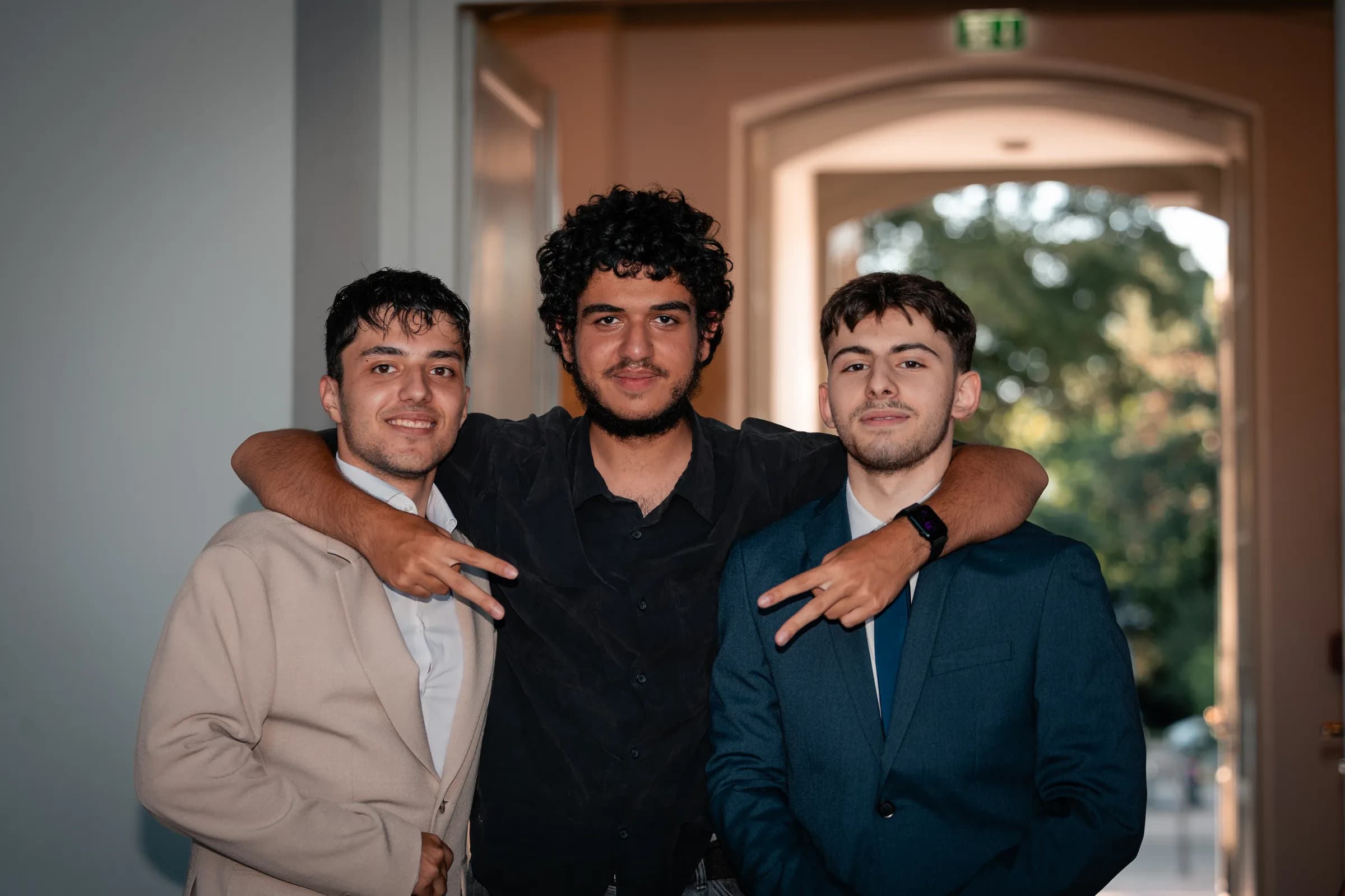 Drei junge Männer in festlicher Kleidung – Abiball Gruppenportrait