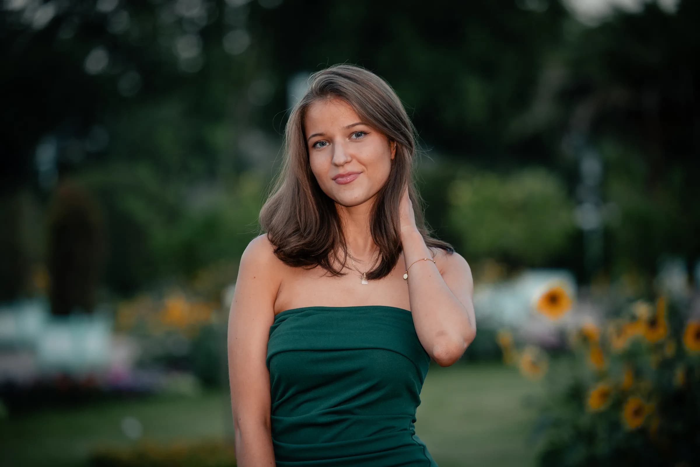 Junge Frau im grünen Kleid – sommerliches Portrait