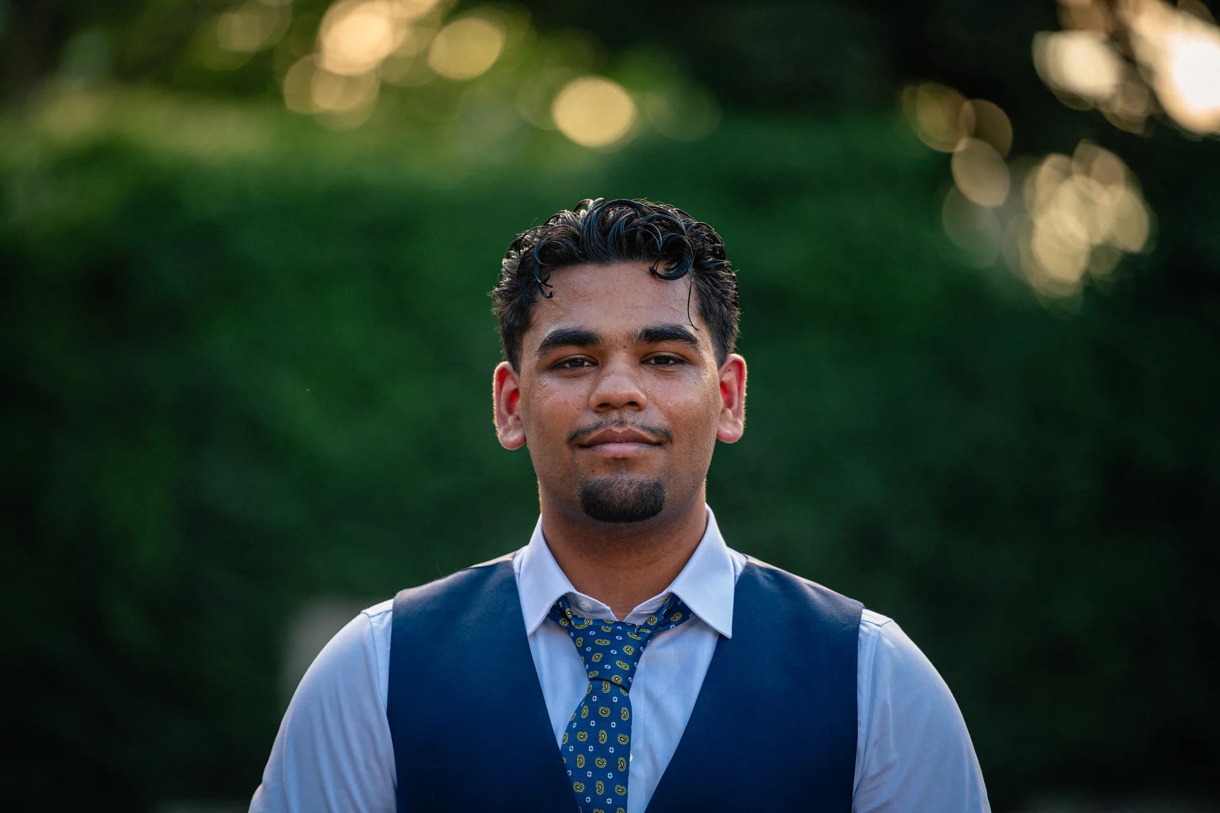 Portrait eines jungen Mannes im Freien – BYOMAR Fotografie