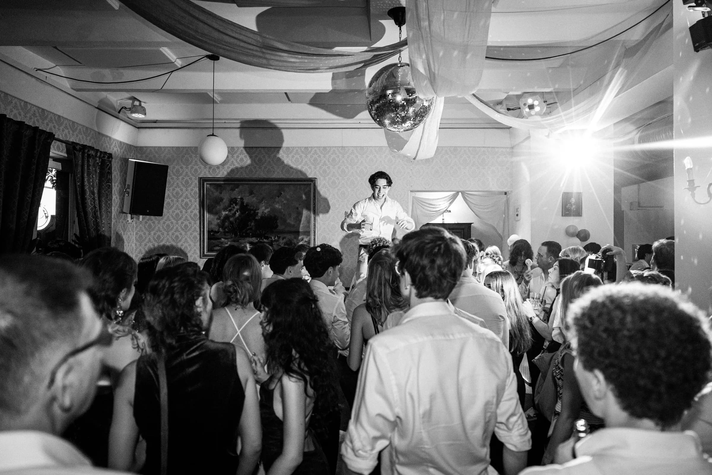 Tanzende Menge beim Abiball – atmosphärische Nachtaufnahme mit Gegenlicht
