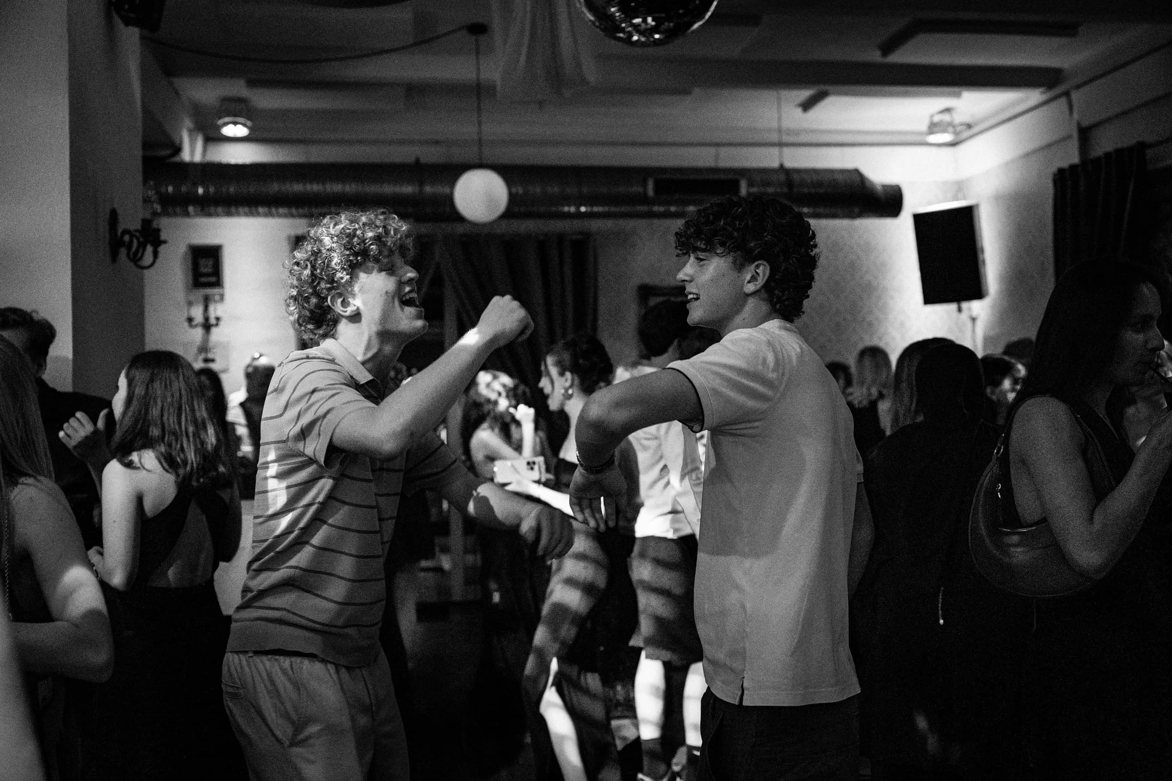 Zwei Freunde tanzen ausgelassen – lebendige Stimmung beim Abschlussball