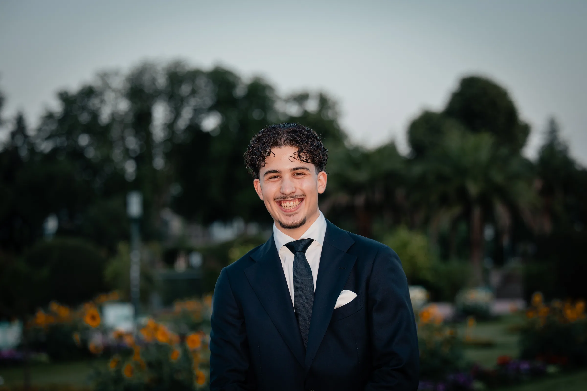 Elegantes Portrait – Mann im dunklen Anzug