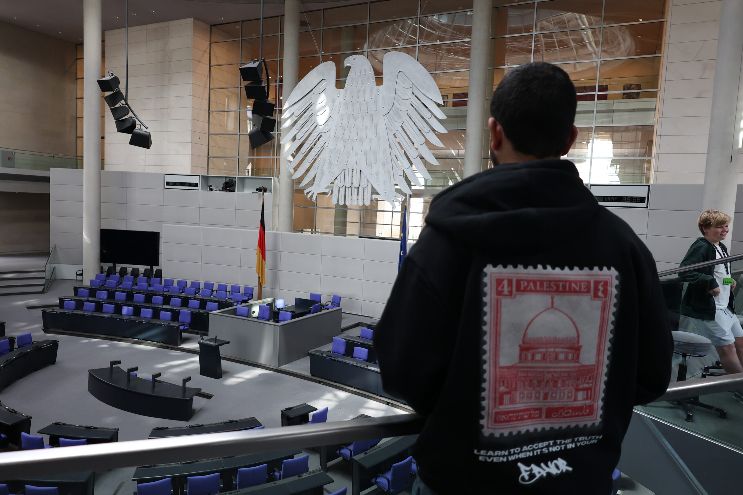 ein bild von omar abu tuaima im bundestag wie er auf den adler schaut