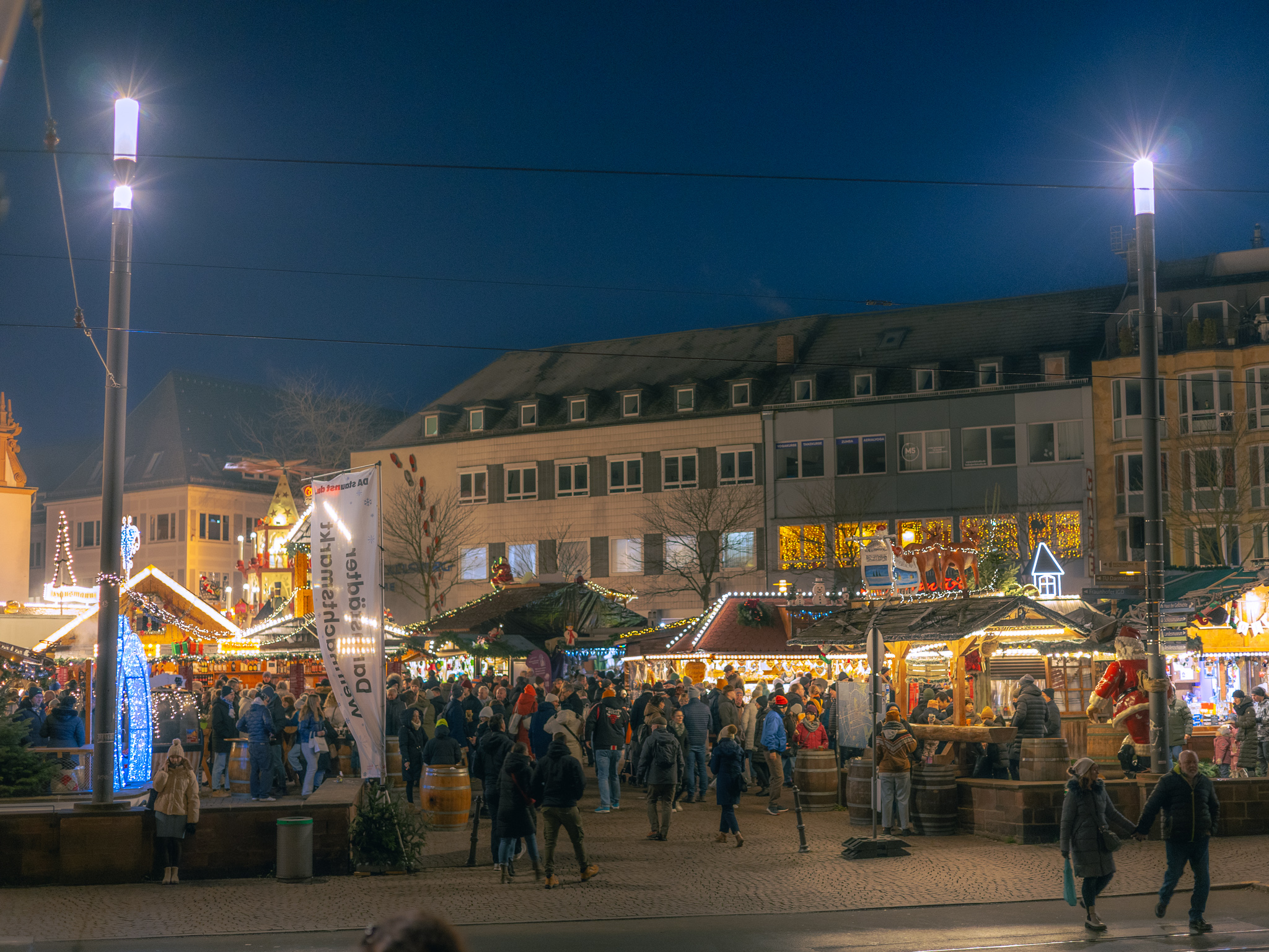 Darmstädter Weihnachtsmarkt 2025: Abendliche Übersicht mit Buden, Lichtern und Besuchern