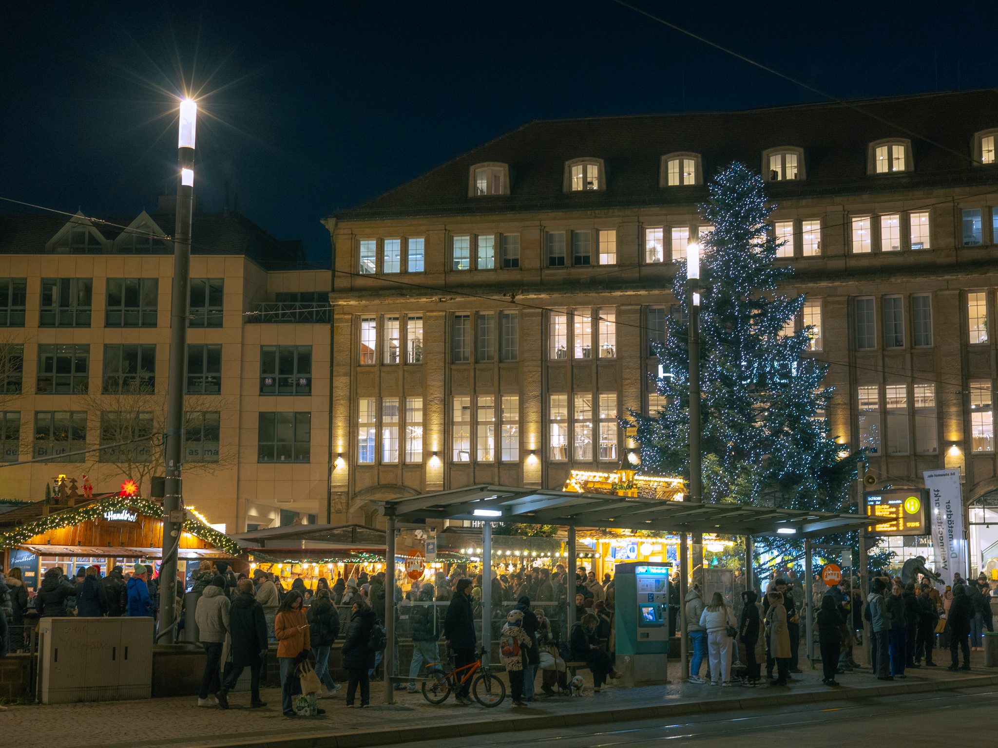 Marktplatz Darmstadt mit großem Weihnachtsbaum und Menschenmenge auf dem Darmstädter Weihnachtsmarkt