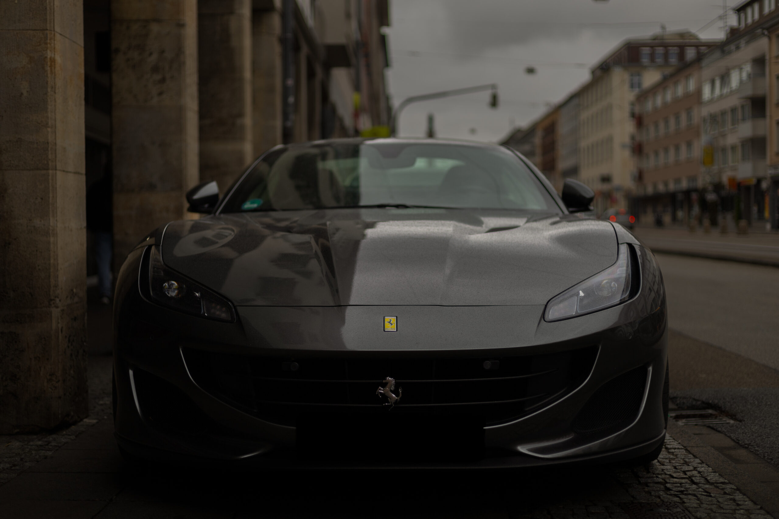 ein bild eines sportautos in einer dunklen atomospähre