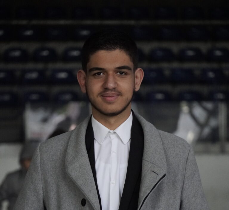 Professionelles Business Portrait eines Mannes mit neutralem Hintergrund