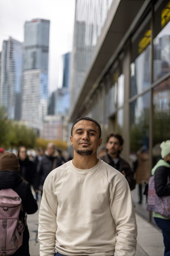 Authentisches Portrait Fotoshooting in urbaner Umgebung mit natürlichem Licht