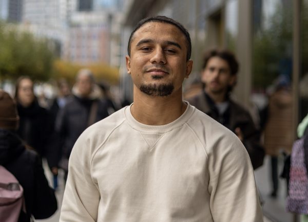 Natürliches Portrait eines Mannes in urbaner Umgebung mit unscharfem Hintergrund